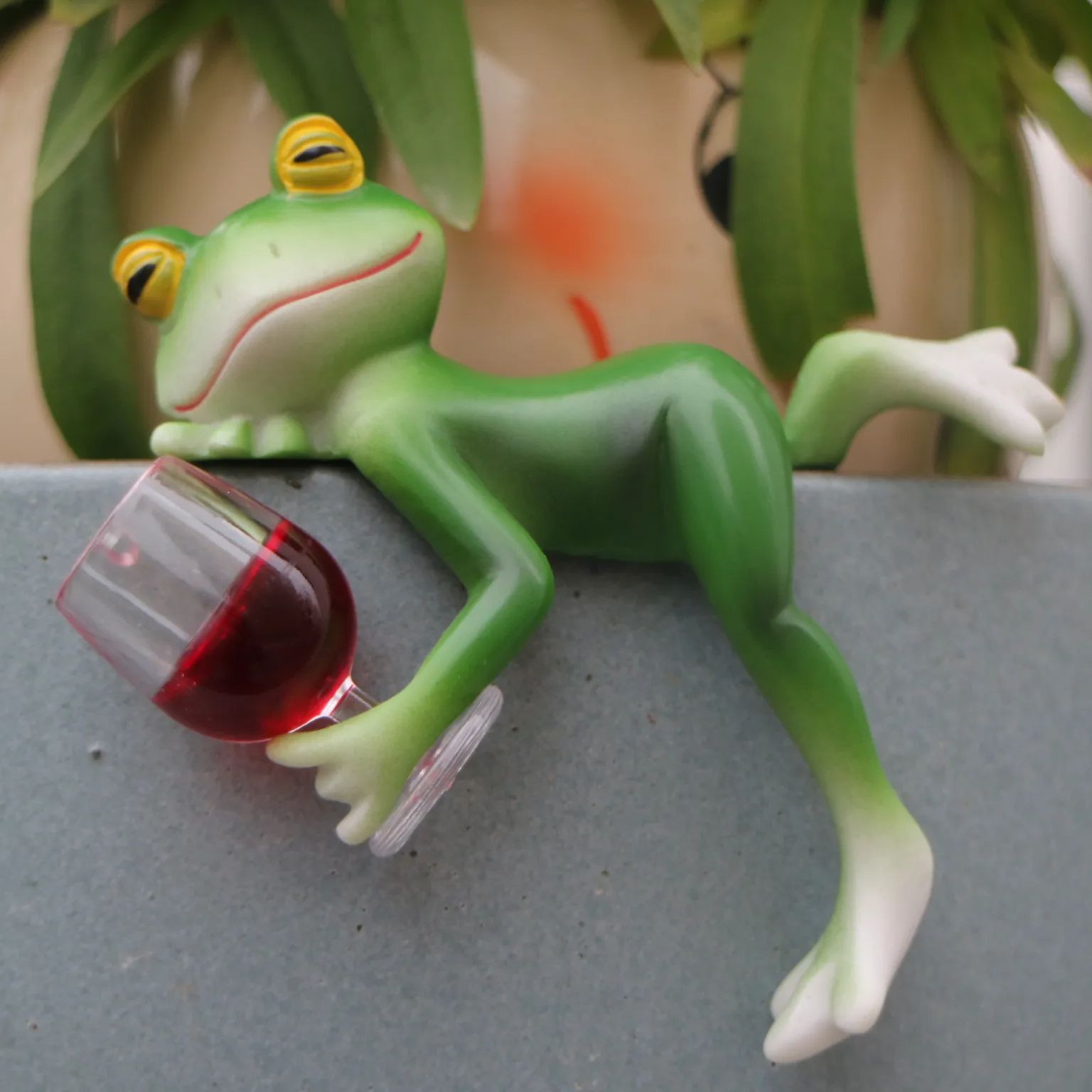 Terrarium Glass Bottle - Ornamen katak hijau dan gelas anggur